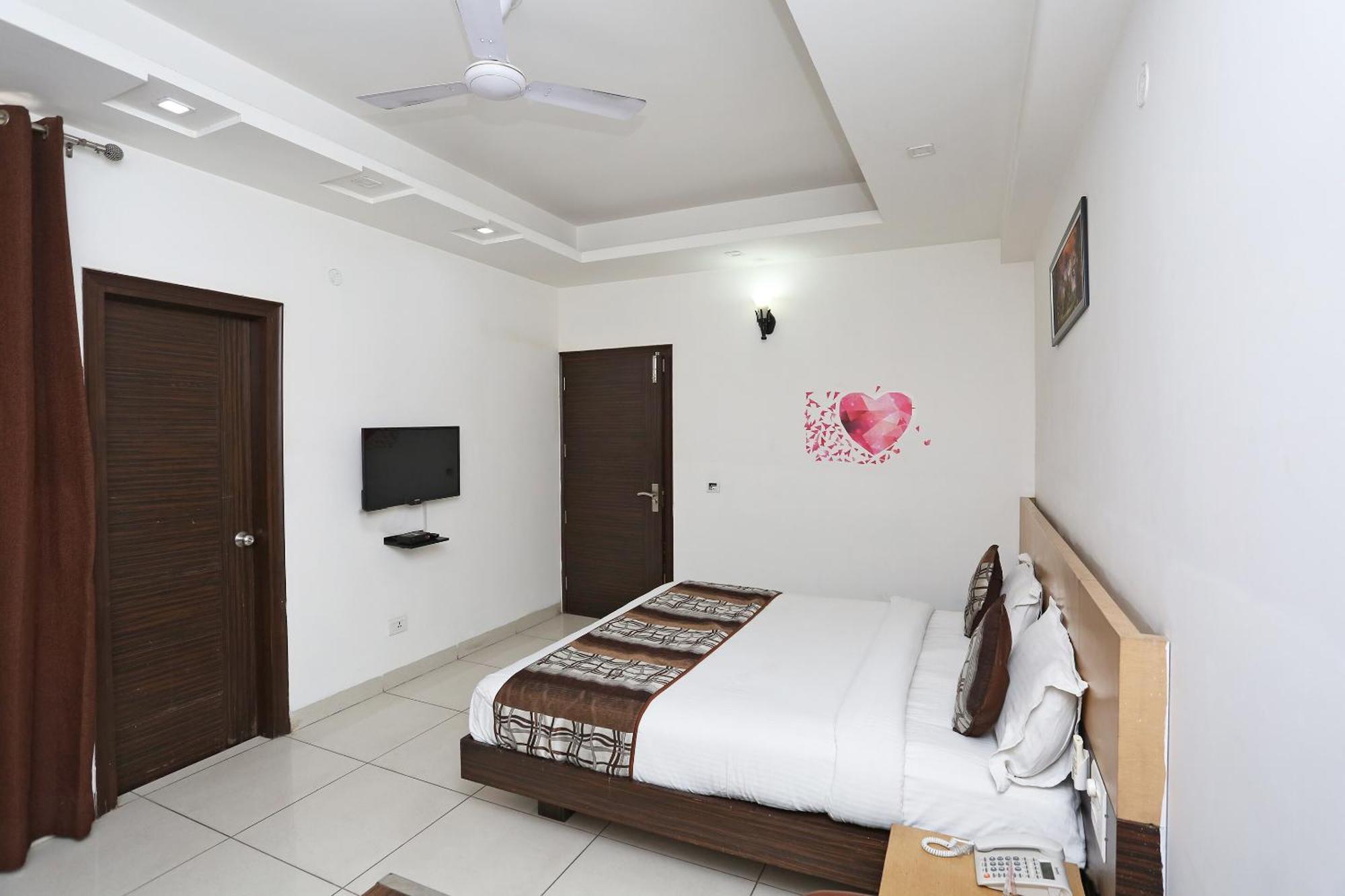 Cyber Inn Gurgaon Esterno foto